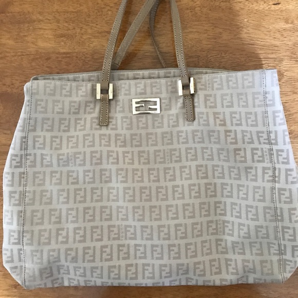 Fendi Handbags - 😍Fendi handbag